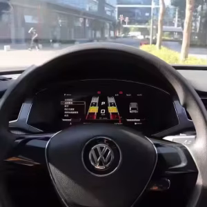 แผงหน้าปัดดิจิทัล Volkswagen Passat 2016 2017 ที่ติดตั้งแล้ว แสดงแดชบอร์ด LCD IPS ขนาด 12.3 inch ในห้องนักบิน