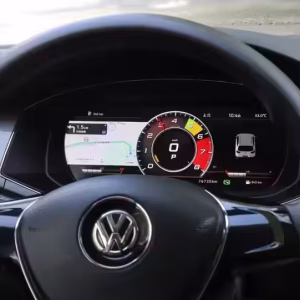 แผงหน้าปัดดิจิทัล Volkswagen Passat 2016 2017 ที่ติดตั้งแล้ว แสดงแดชบอร์ด LCD IPS ขนาด 12.3 inch ในห้องนักบิน